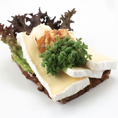 Brie med figenmarmelade og valnødder