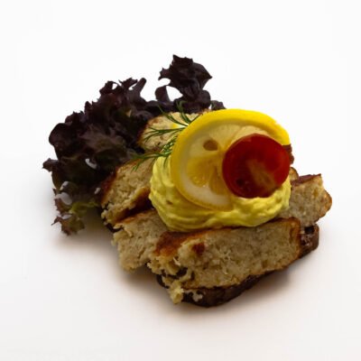 Fiskefrikadelle med remoulade, citron og tomat