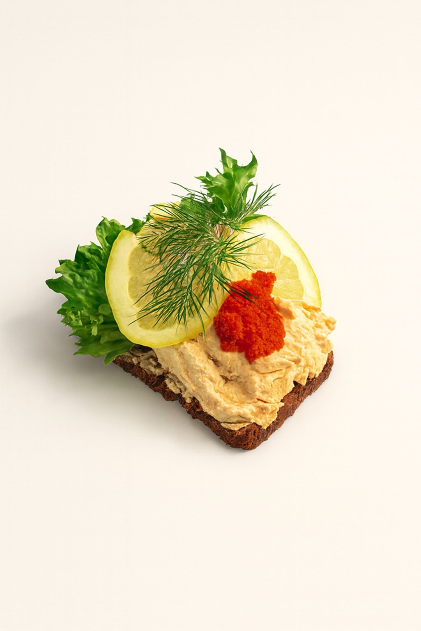 Varmtrøget laksesalat med kaviar, citron og grønt