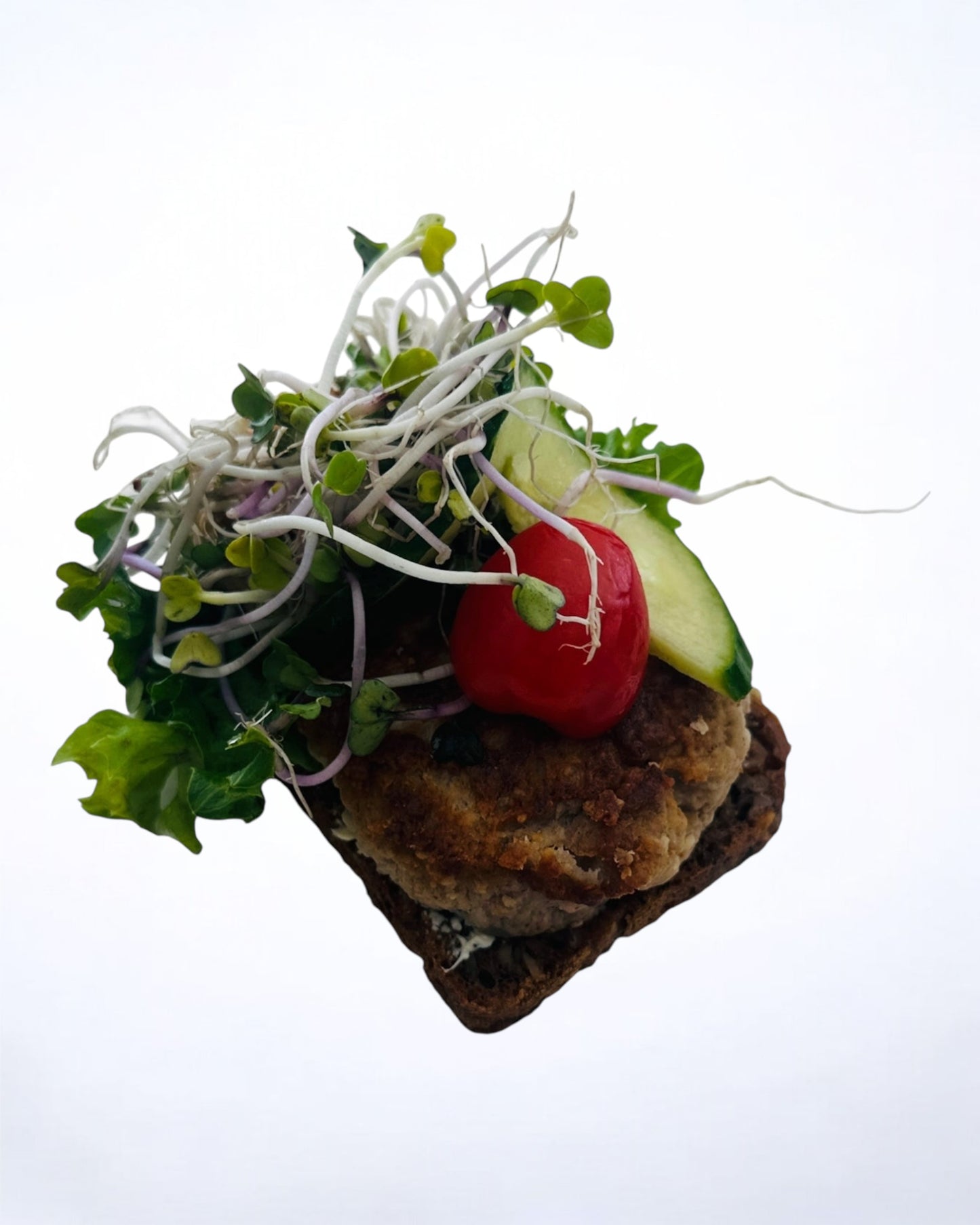Vegansk frikadelle med tomat, agurk og grønt