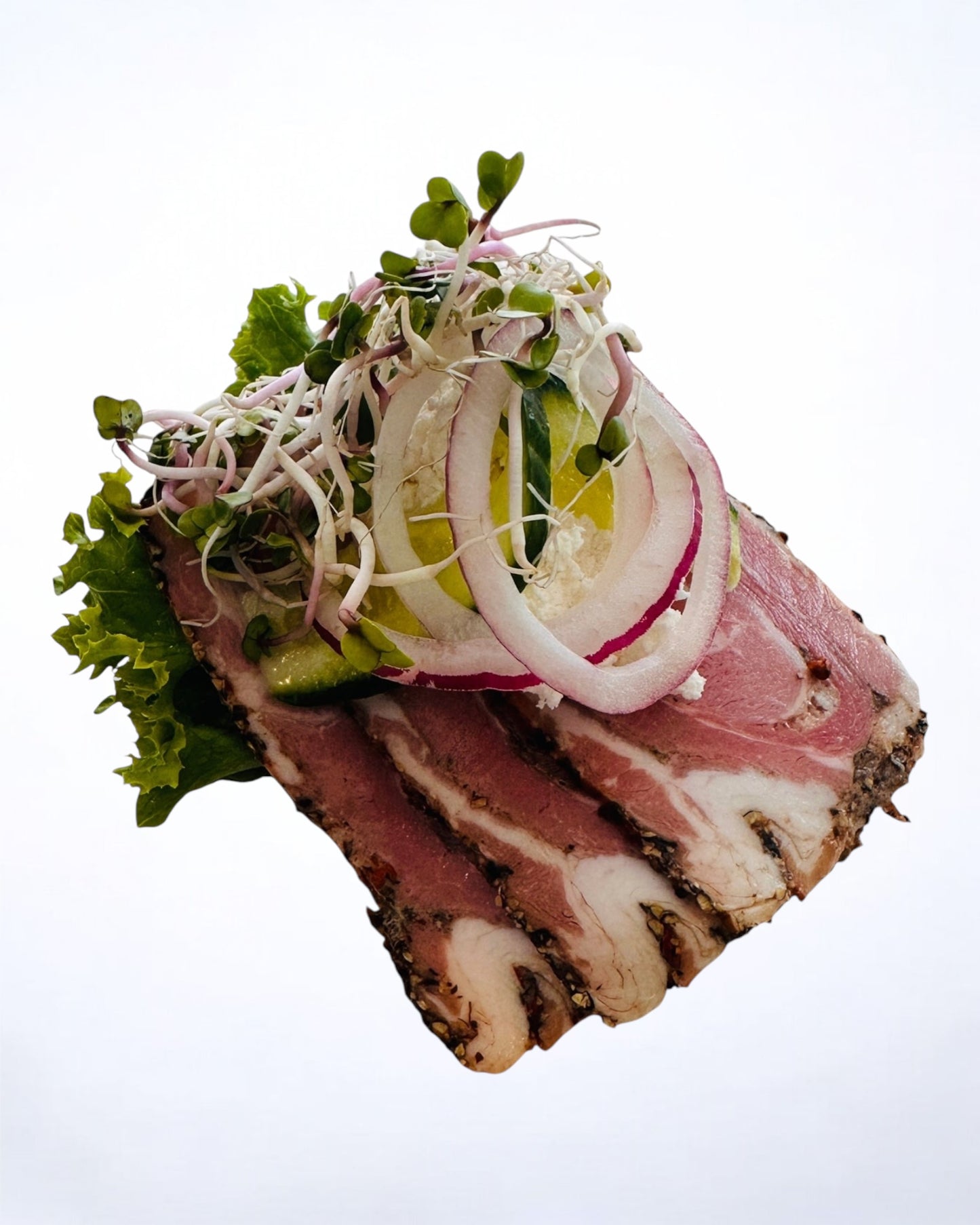 Rullepølse med peberodscreme, agurk, rødløg, og grønt