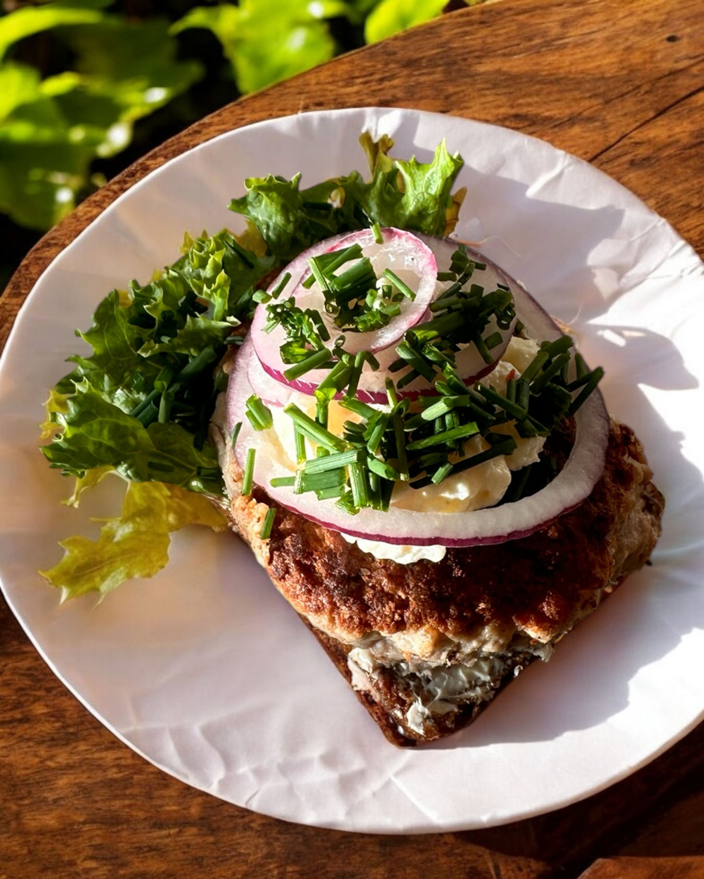 Frikadelle med kartoffelsalat, og rødløg pyntet med purløg