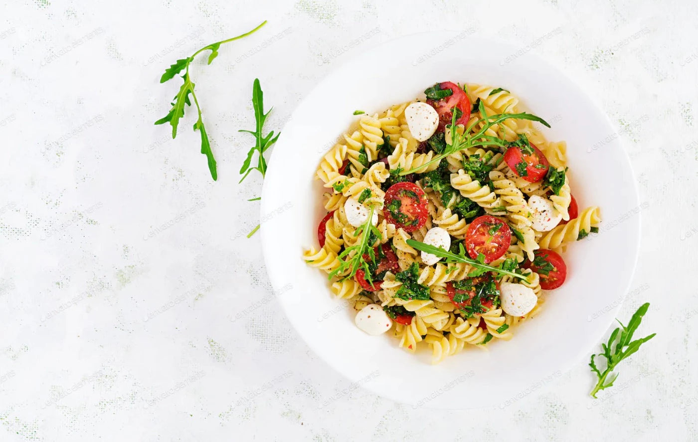 Nordbergs Pasta salat med Kylling, salat, tomat, feta, og grøn pesto