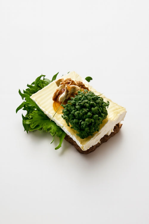 Brie med fikon marmelade,  og valnødder pyntet med karse