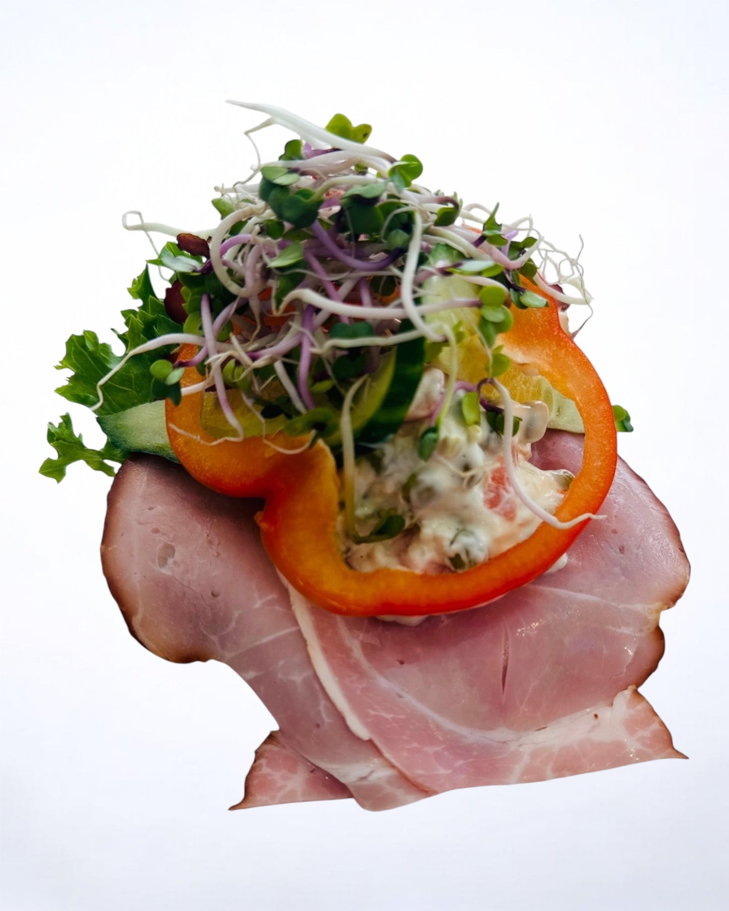 Skinke med italiensk salat, rød peber og agurk pyntet med grønt