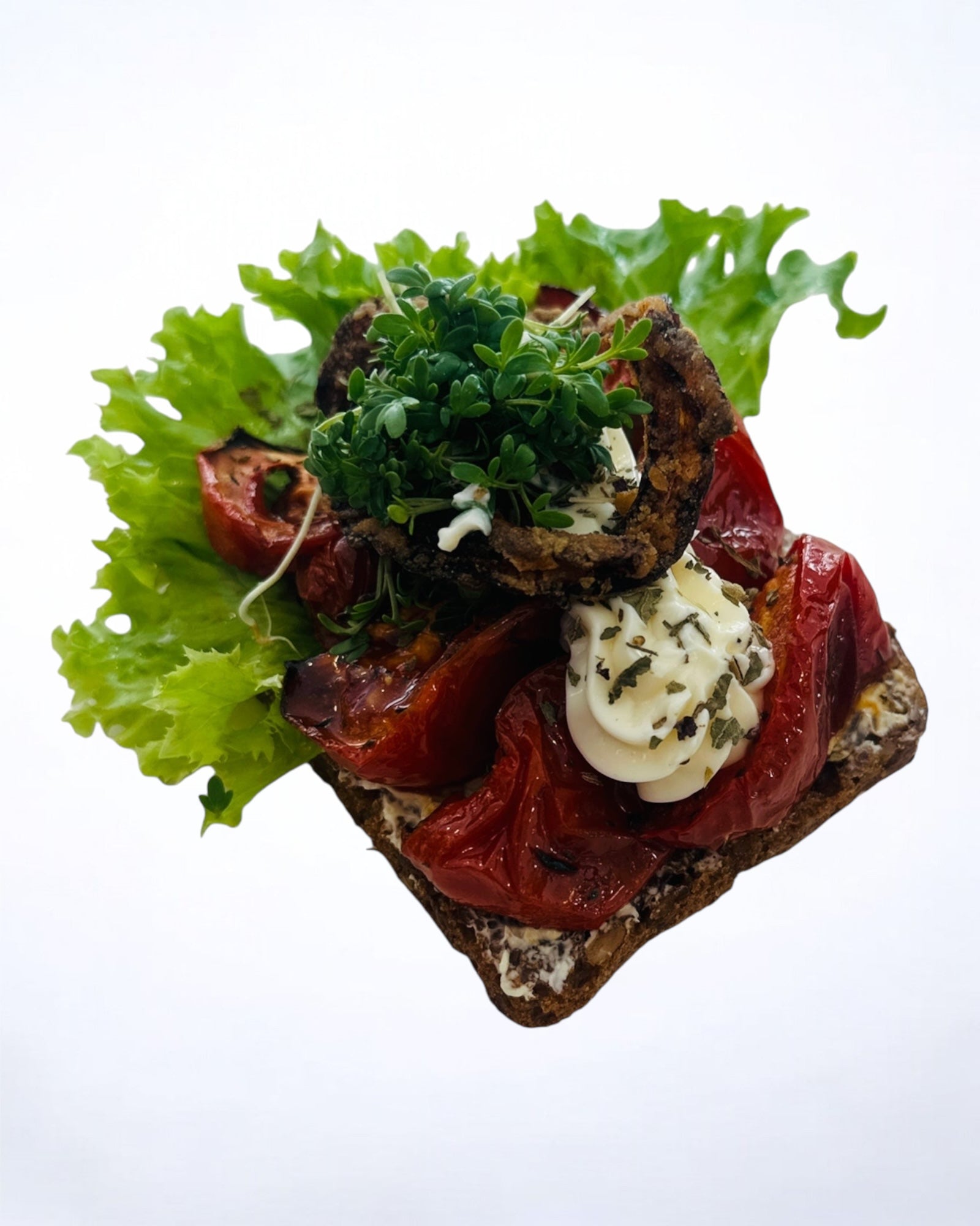 Ovnbagt tomat med basillikum mayo & friteret løg