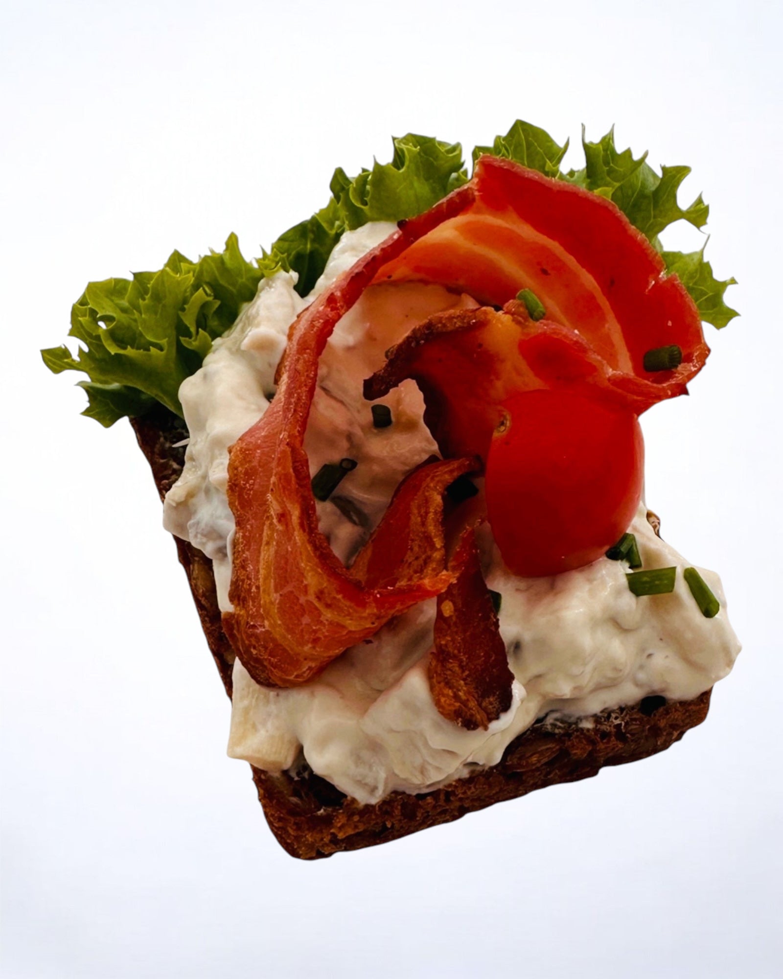 Hønsesalat med bacon, og tomat pyntet med purløg