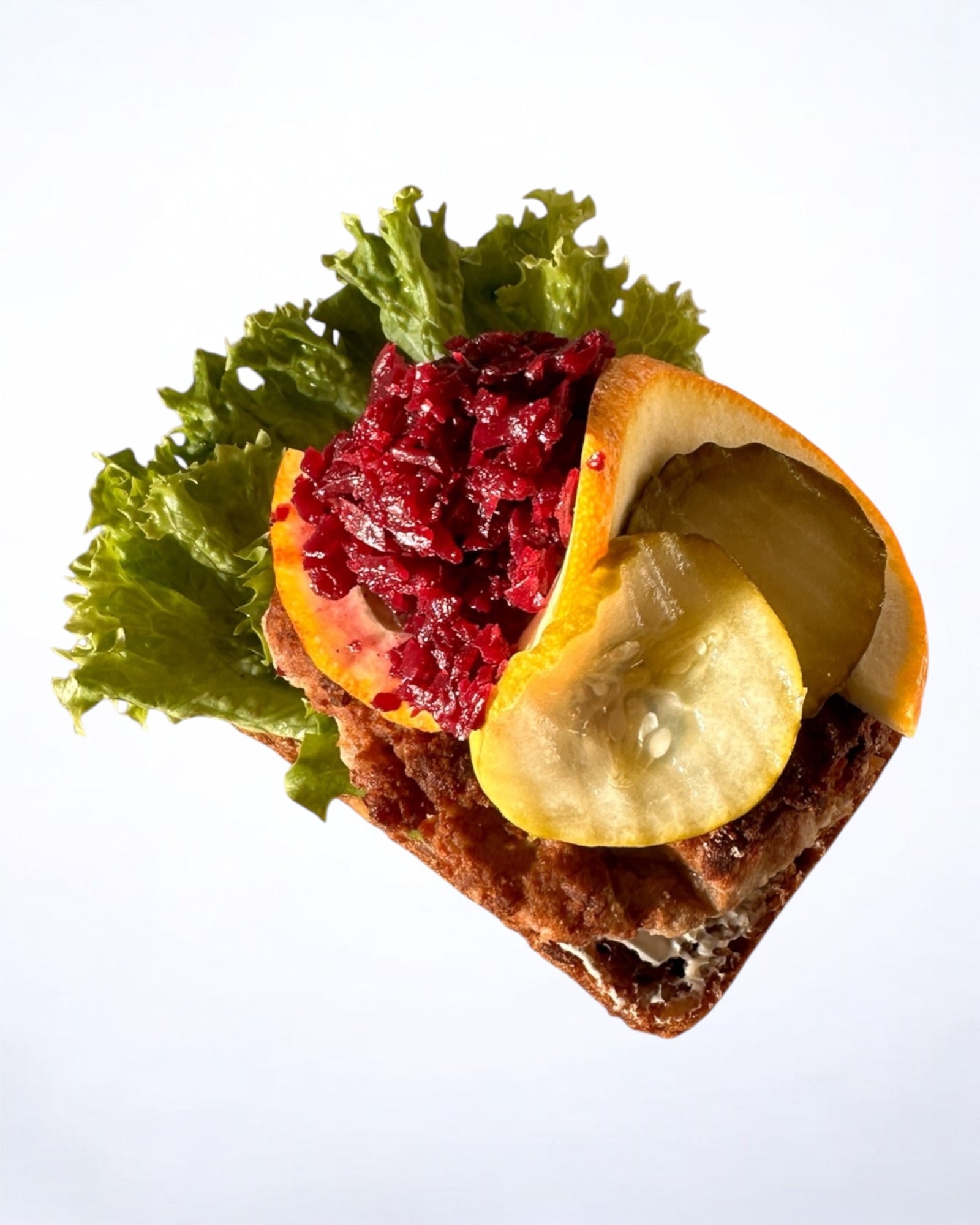 Frikadelle med rødkål og syltede agurk