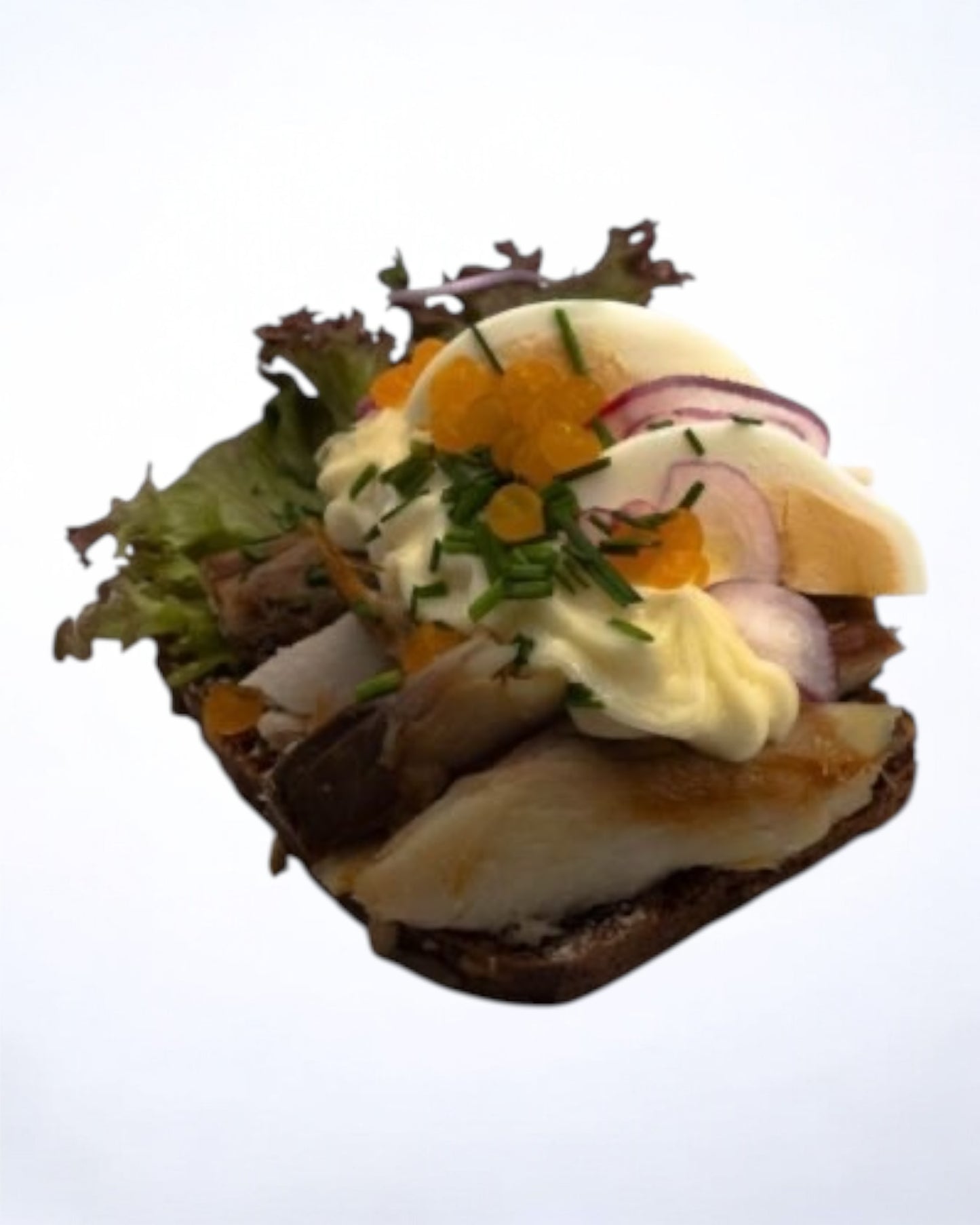 Varmtrøget makrel med æg, rødløg, gul kaviar, mayonnaise og purløg