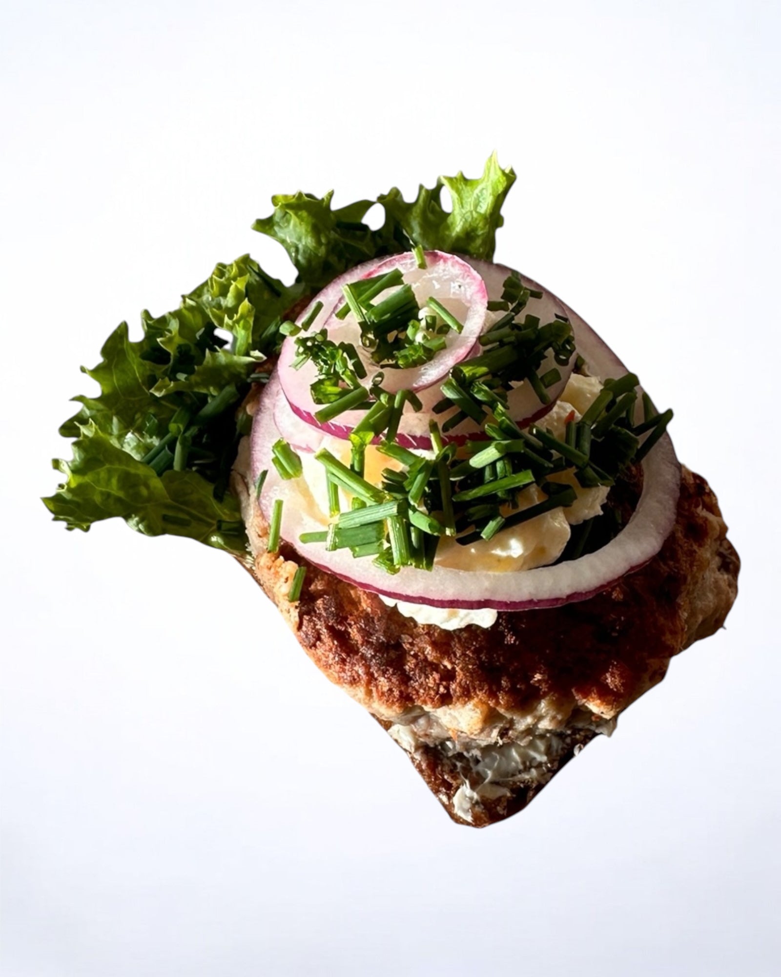 Frikadelle med kartoffelsalat, og rødløg pyntet med purløg