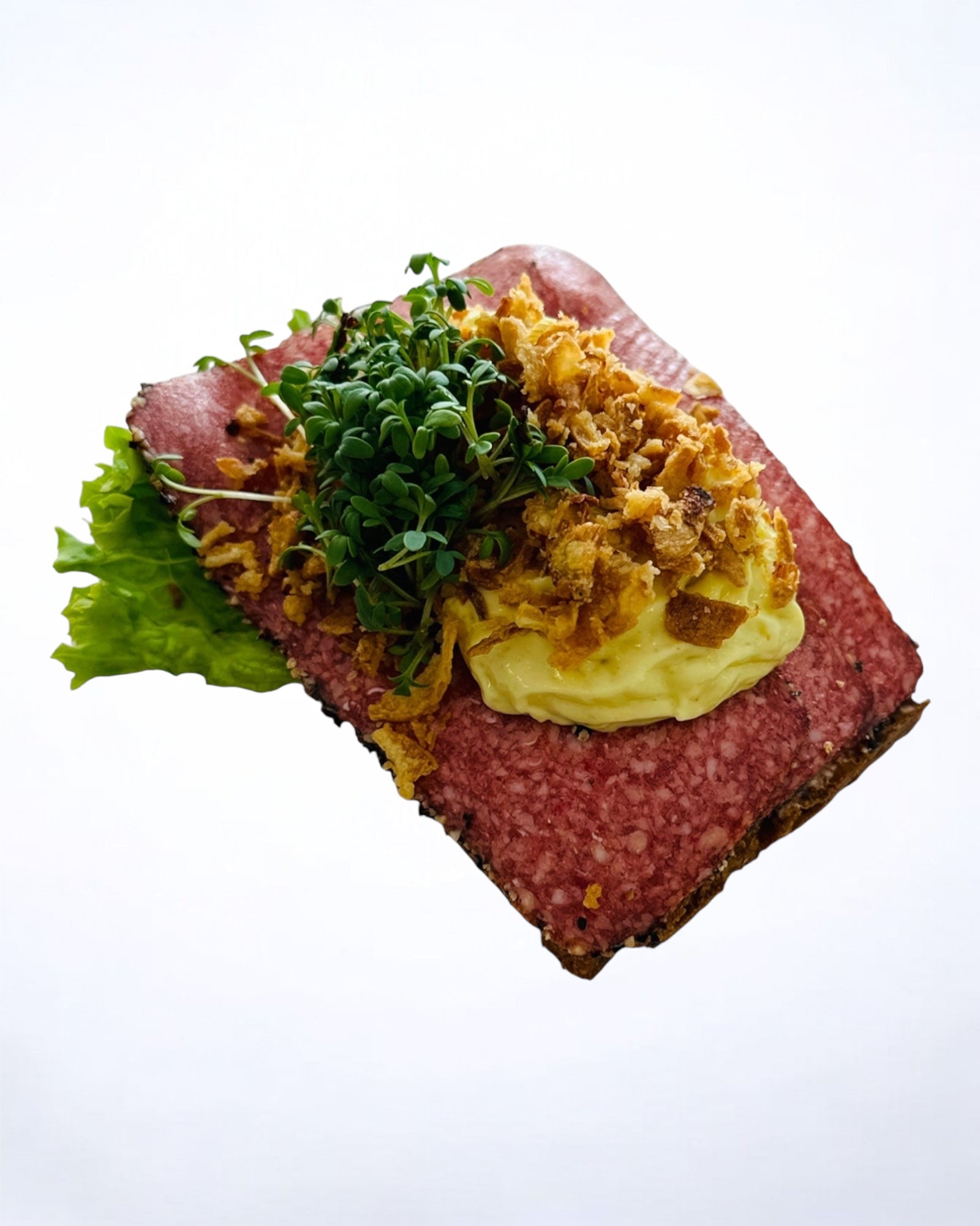 Dansk pebersalami med friteret løg, remoulade, og karse