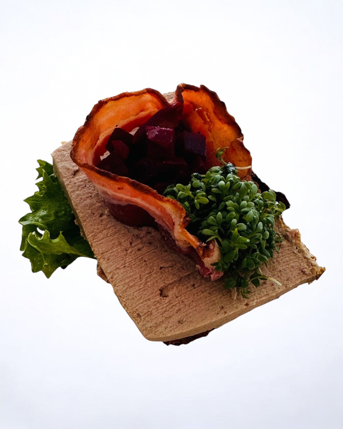Leverpostej med bacon og rødbede pyntet med karse