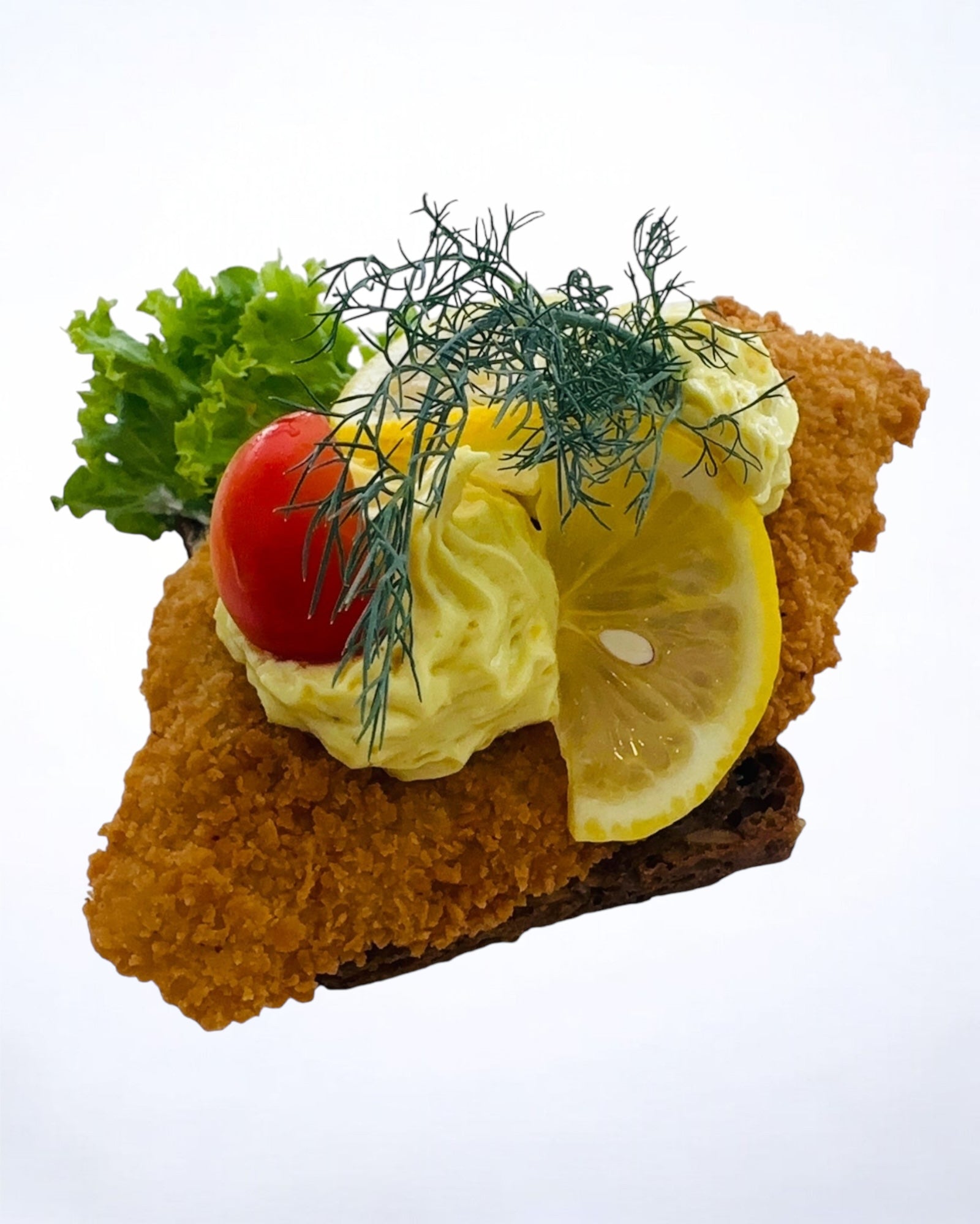 Fiskefilet med remoulade, citron og grønt