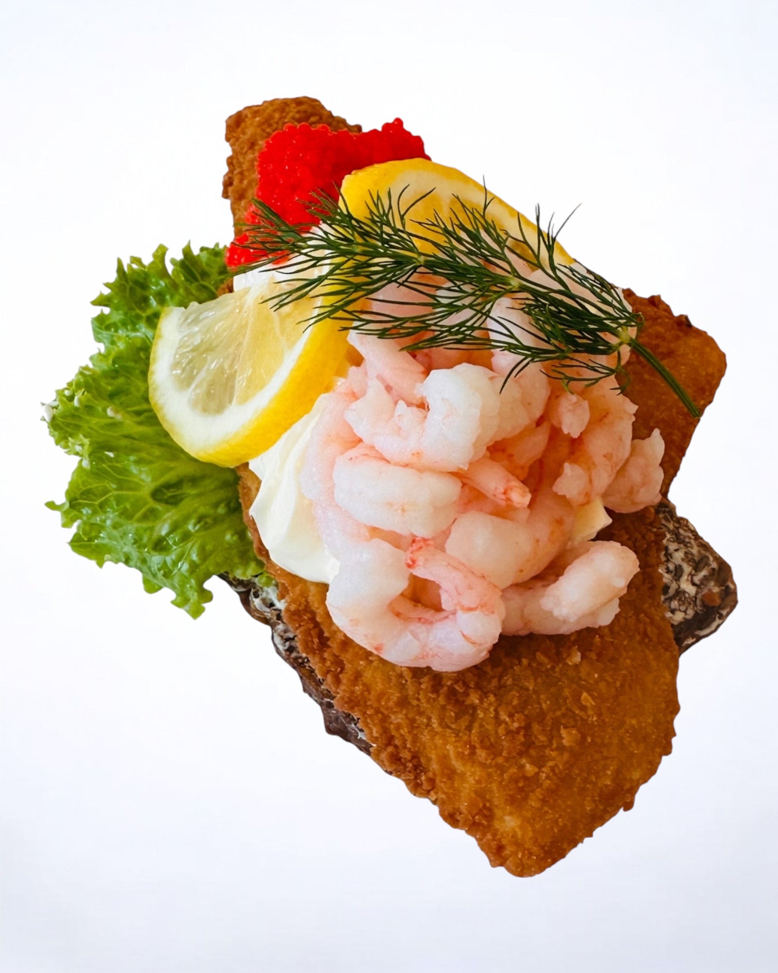 Fiskefilet med mayonnaise, rejer og rød kaviar