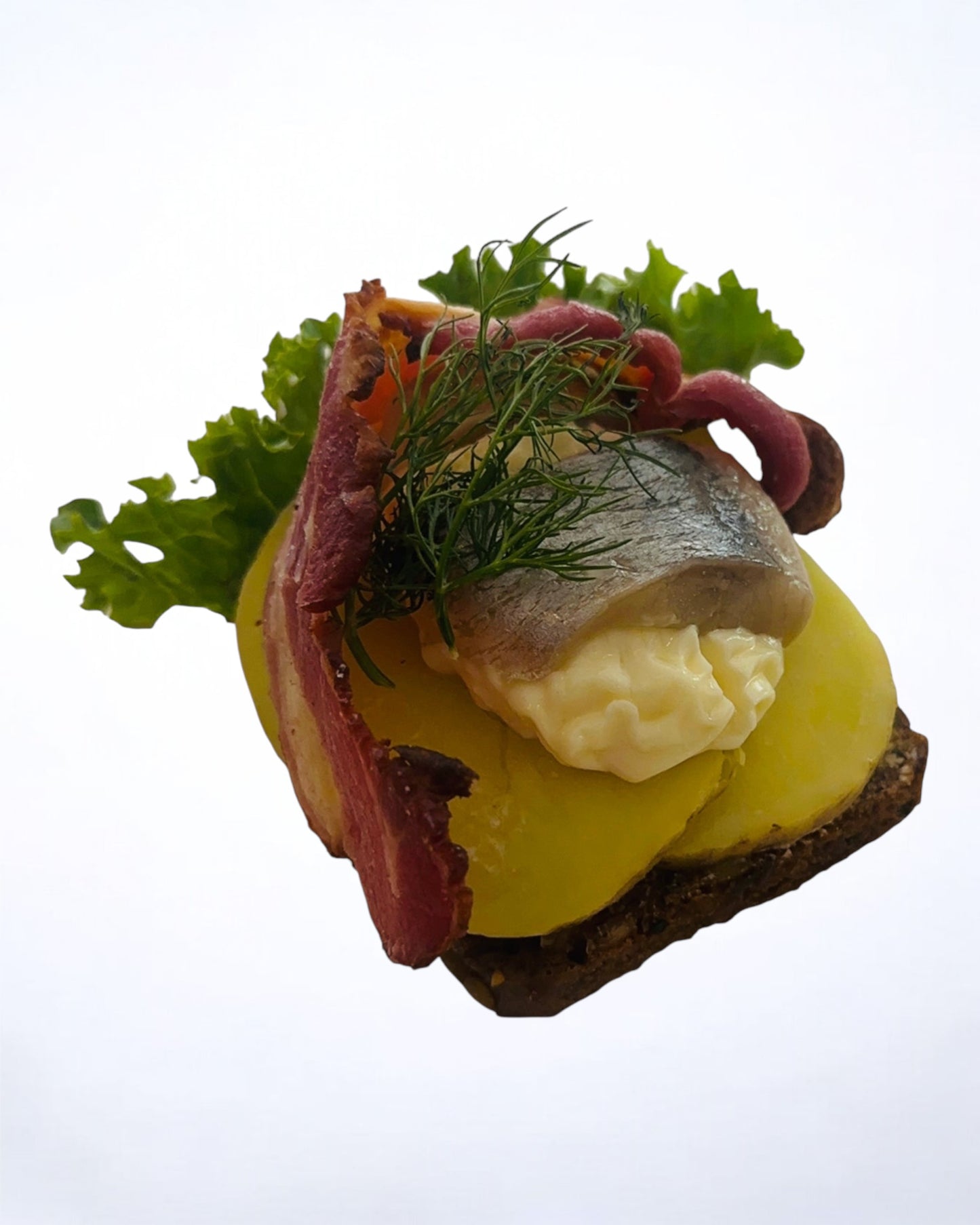 Dansk snapse mad med kartofler, ramsløgs mayo, marineret sild og bacon