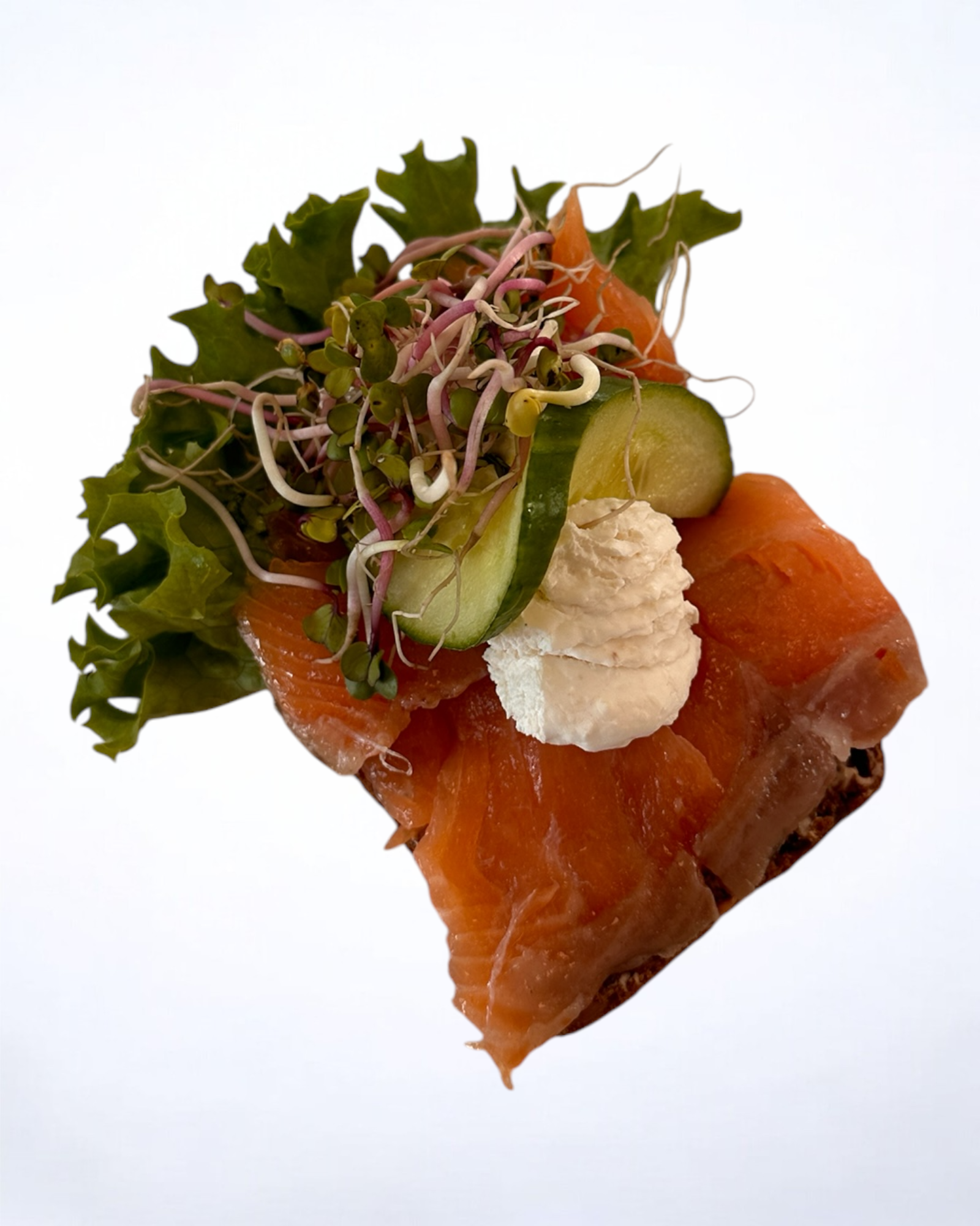 Koldrøget laks med peberrodscreme og agurk