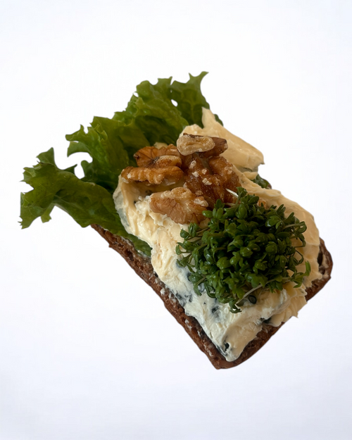 Castello, akaciehonning, & valnødder pyntet med frisk karse