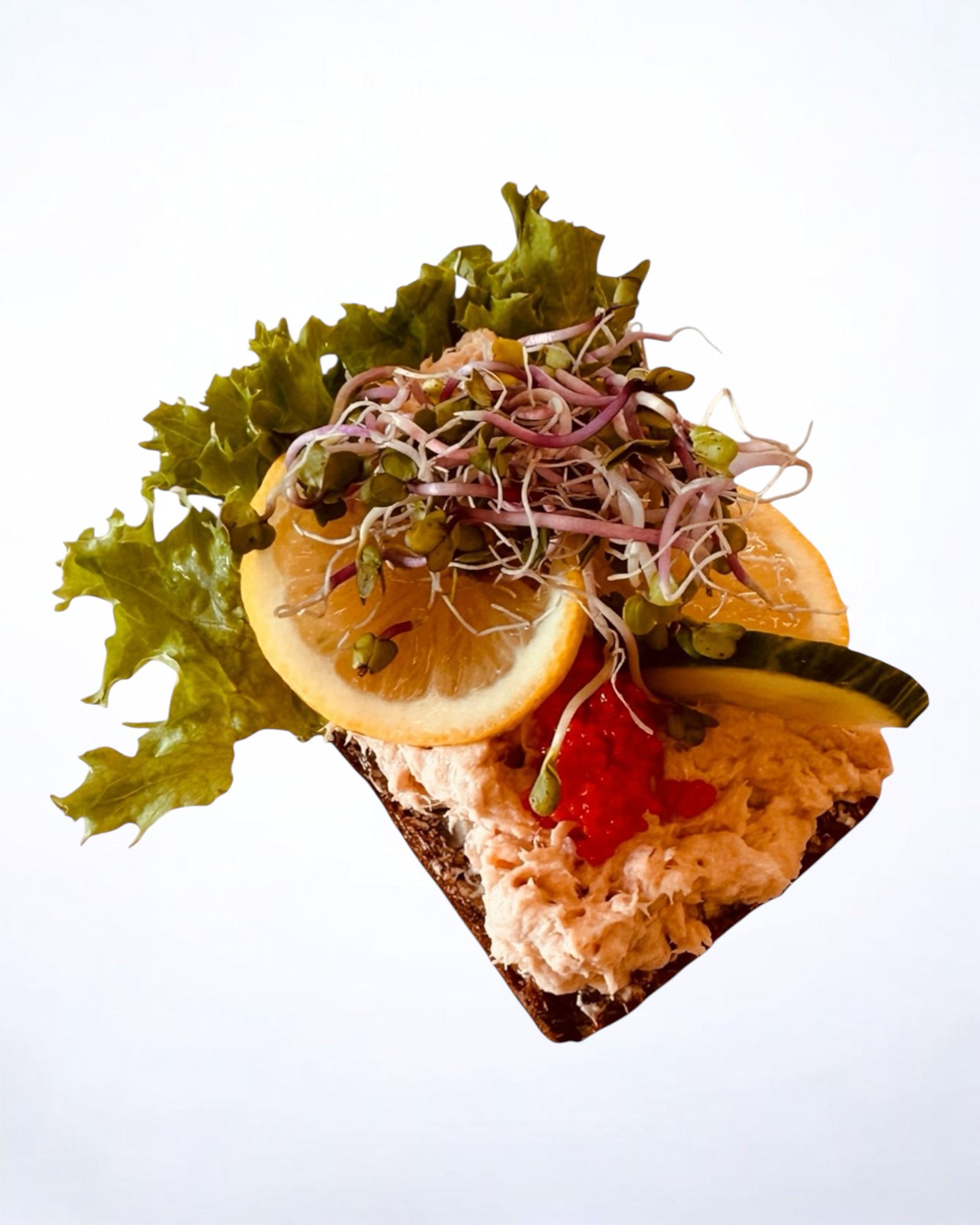 Varmtrøget laksesalat med kaviar, citron og grønt