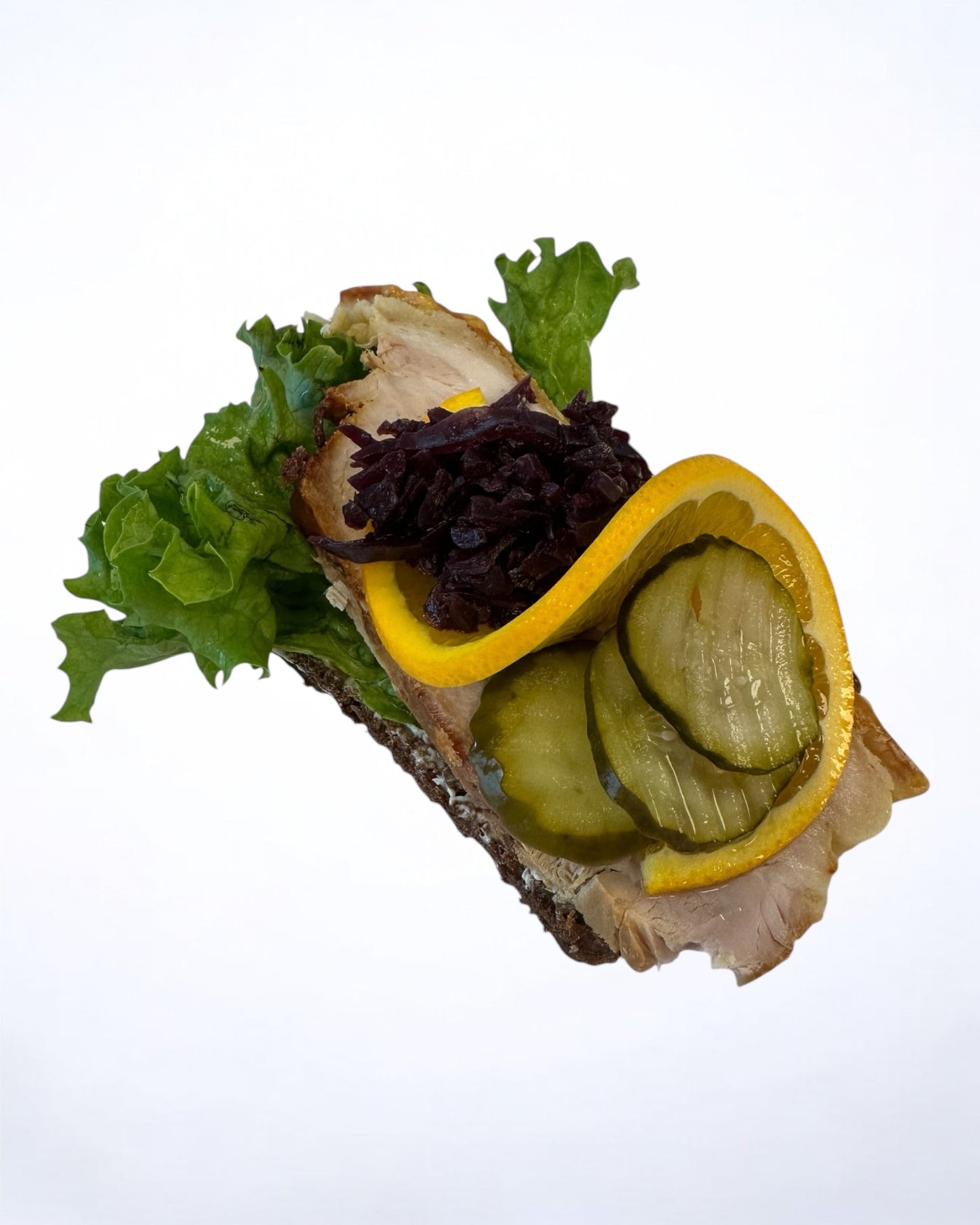 Flæskesteg med rødkål, syltede agurk og appelsin.