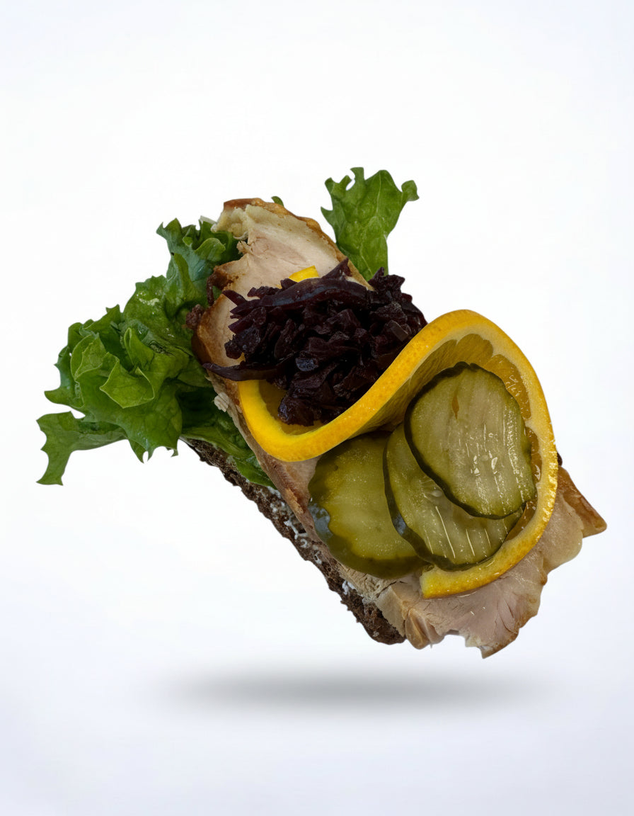 Flæskesteg med rødkål, syltede agurk og appelsin.