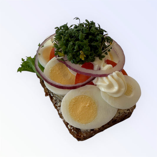 Æg & Tomat med mayonnaise, rødløg og grønt