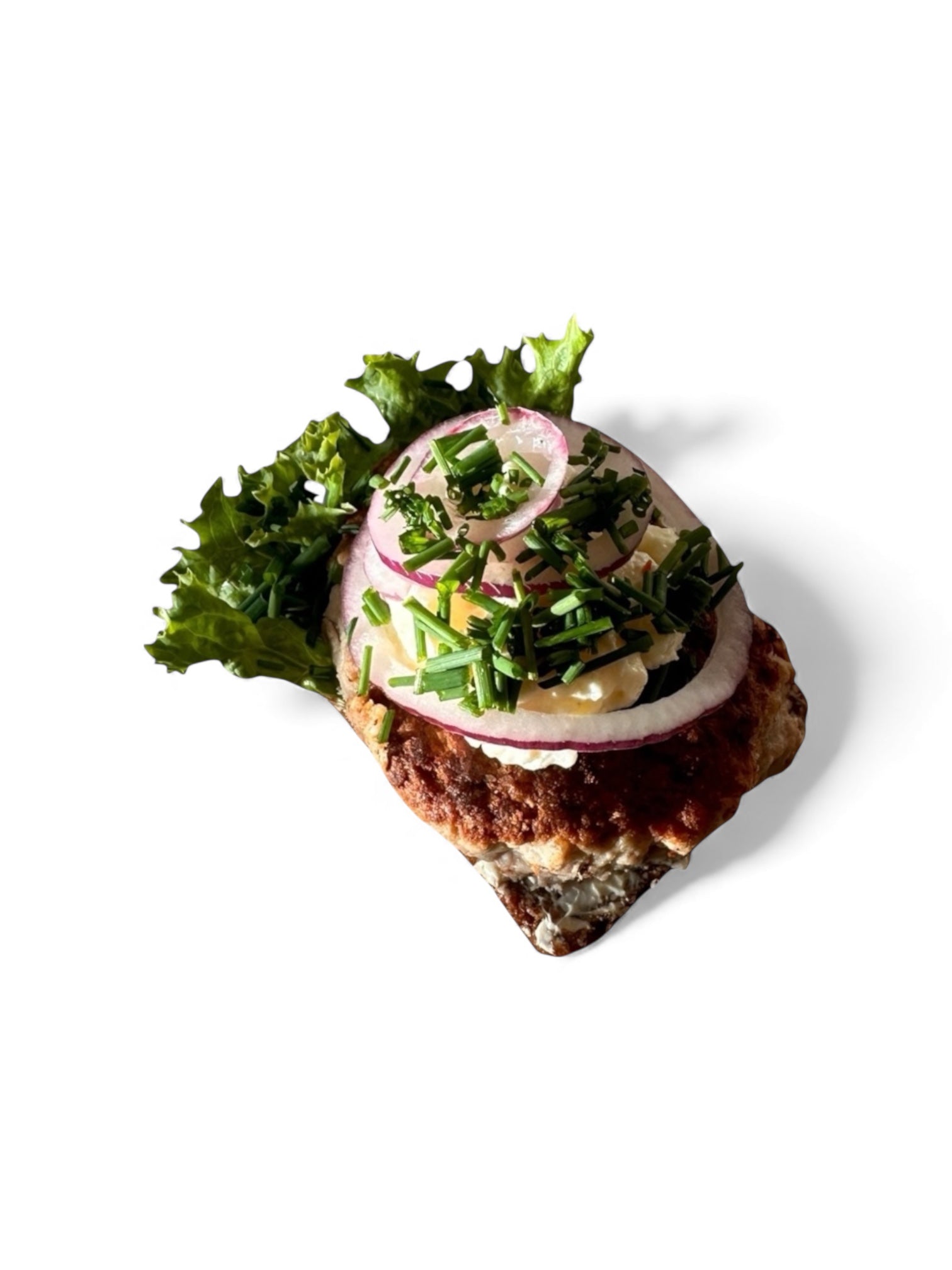 Dansk frikadelle med kartoffelsalat, rødløg og purløg på rugbrød