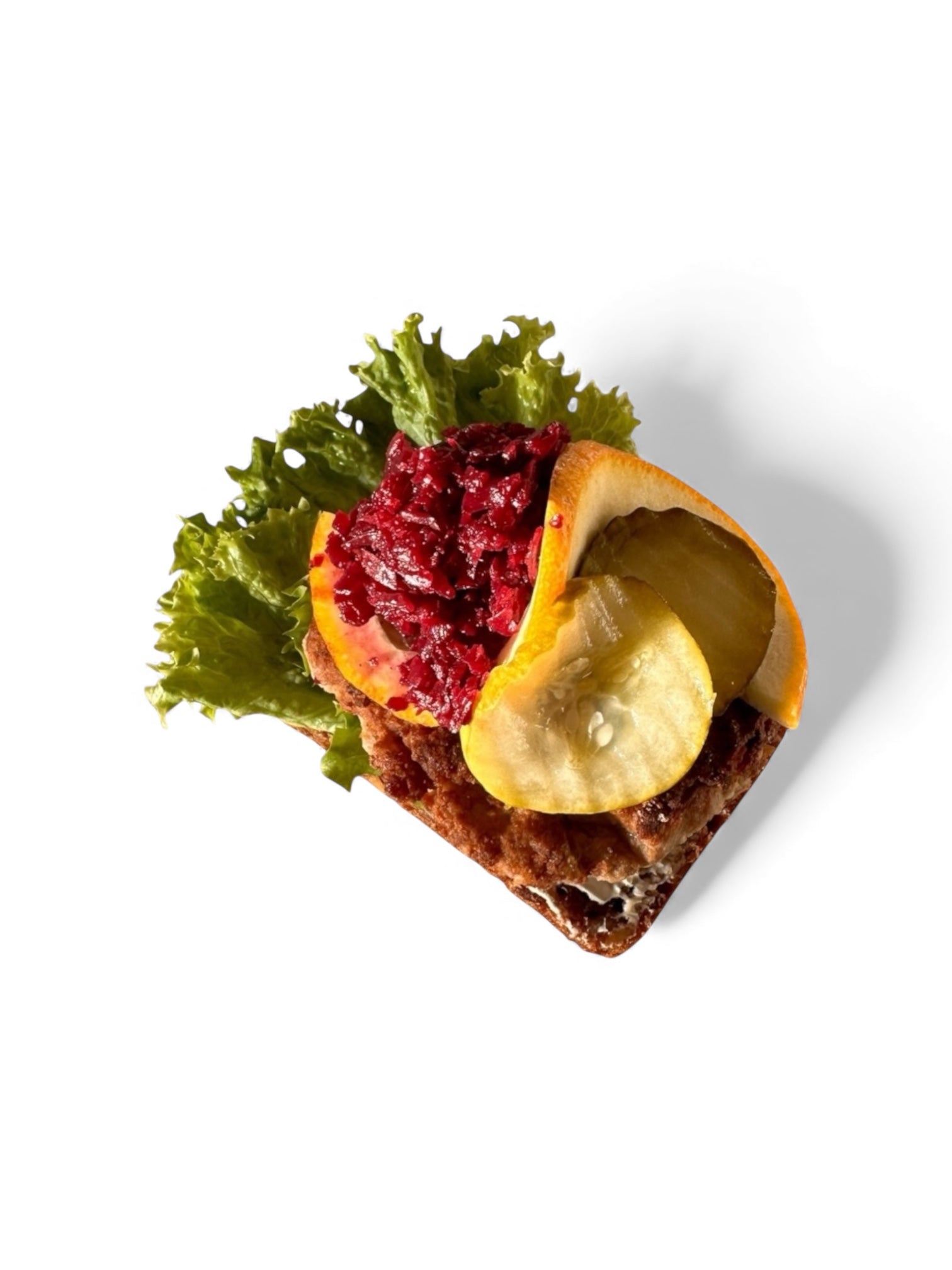 Dansk frikadelle med rødkål, appelsin og syltede agurk på rugbrød