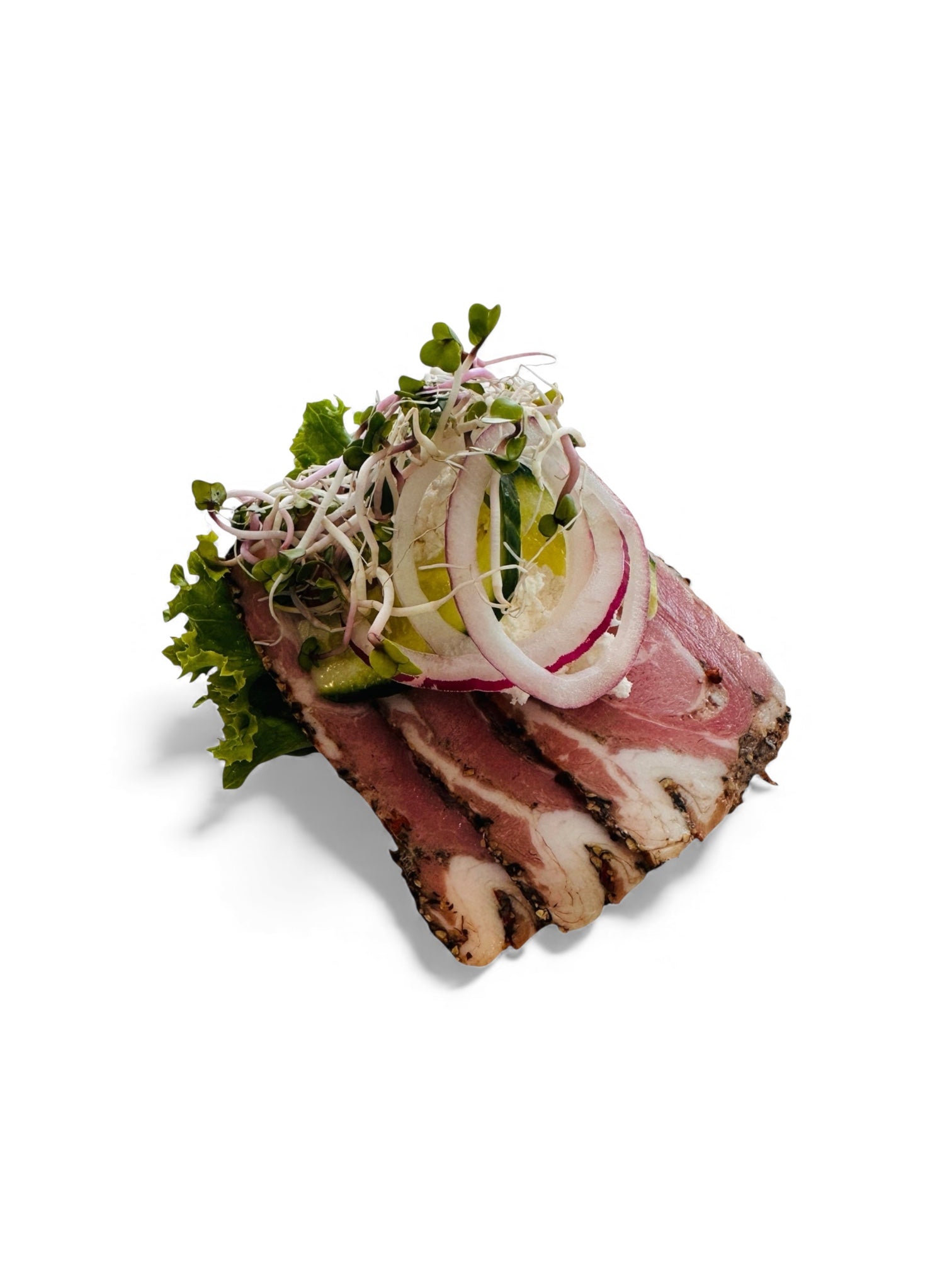 Dansk rullepølse med peberrodscreme, agurk og rødløg på rugbrød