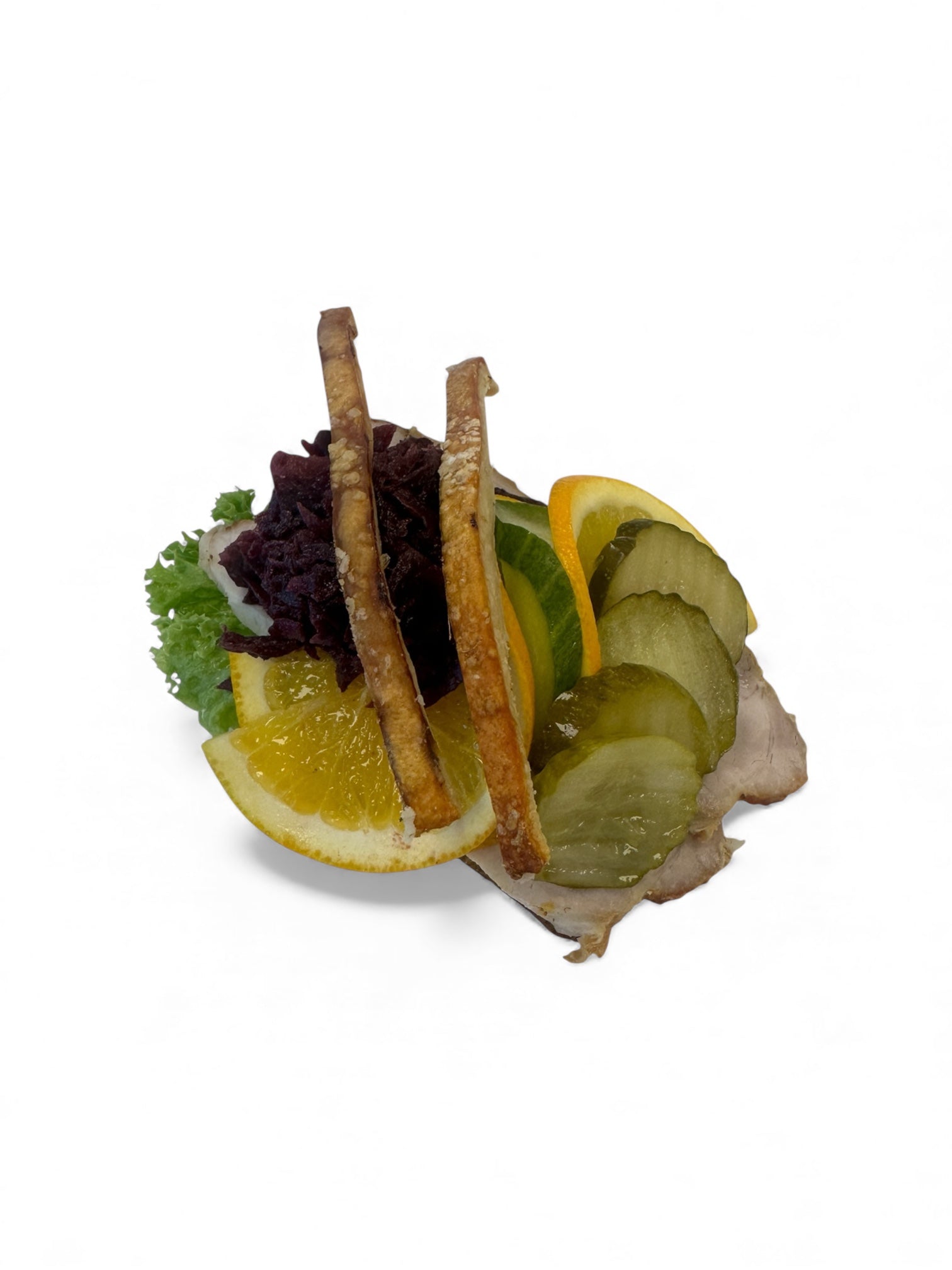 "Luksus flæskesteg med rødkål, syltede agurk og appelsin på rugbrød