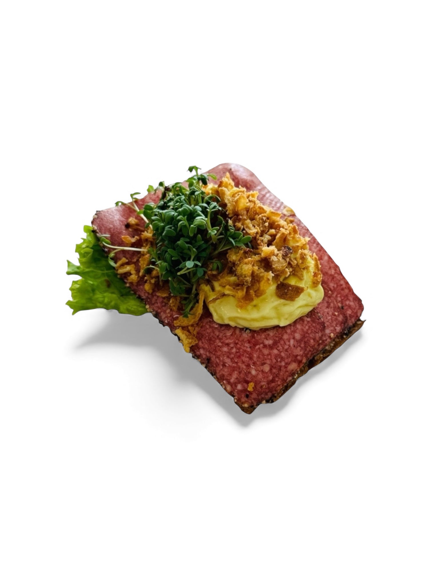 Dansk pebersalami med friteret løg, remoulade og karse på rugbrød