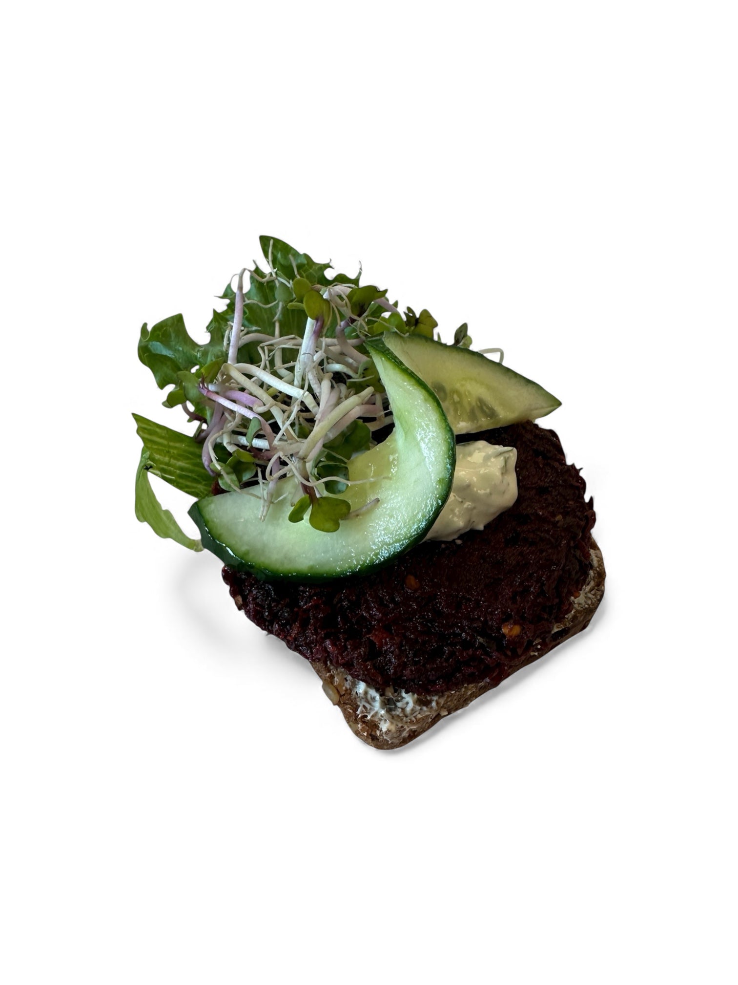 Krydret vegansk rødbede bøf med agurk og grønt på solsikkerugbrød