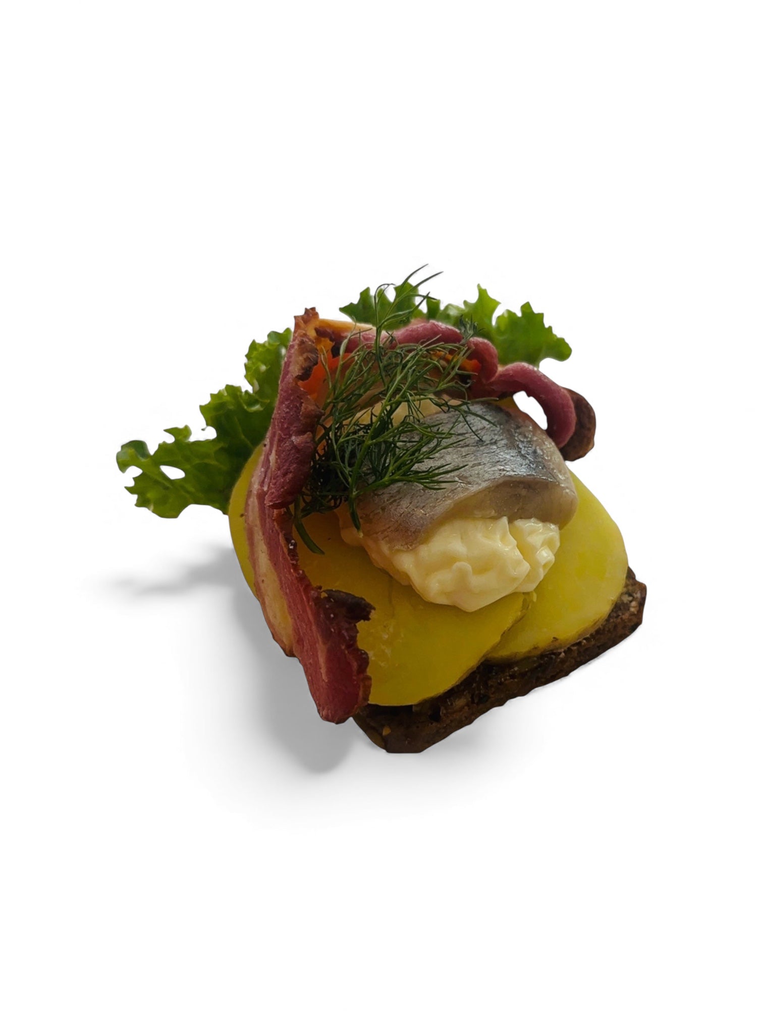 Snapsemad med kartofler, ramsløgs mayo, marineret sild og bacon på rugbrød