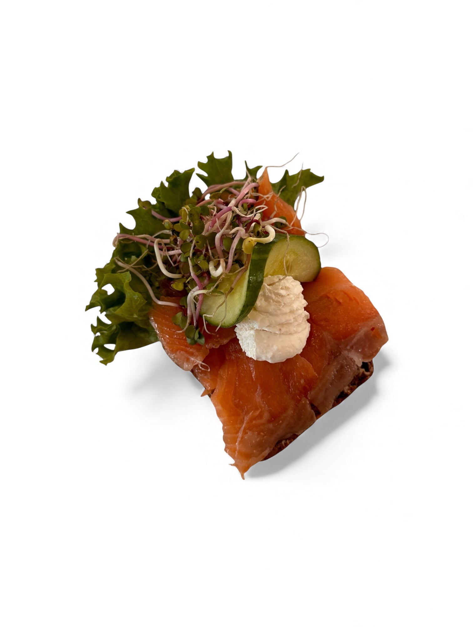 Koldrøget laks med peberrodscreme, agurk og grønt på solsikkerugbrød