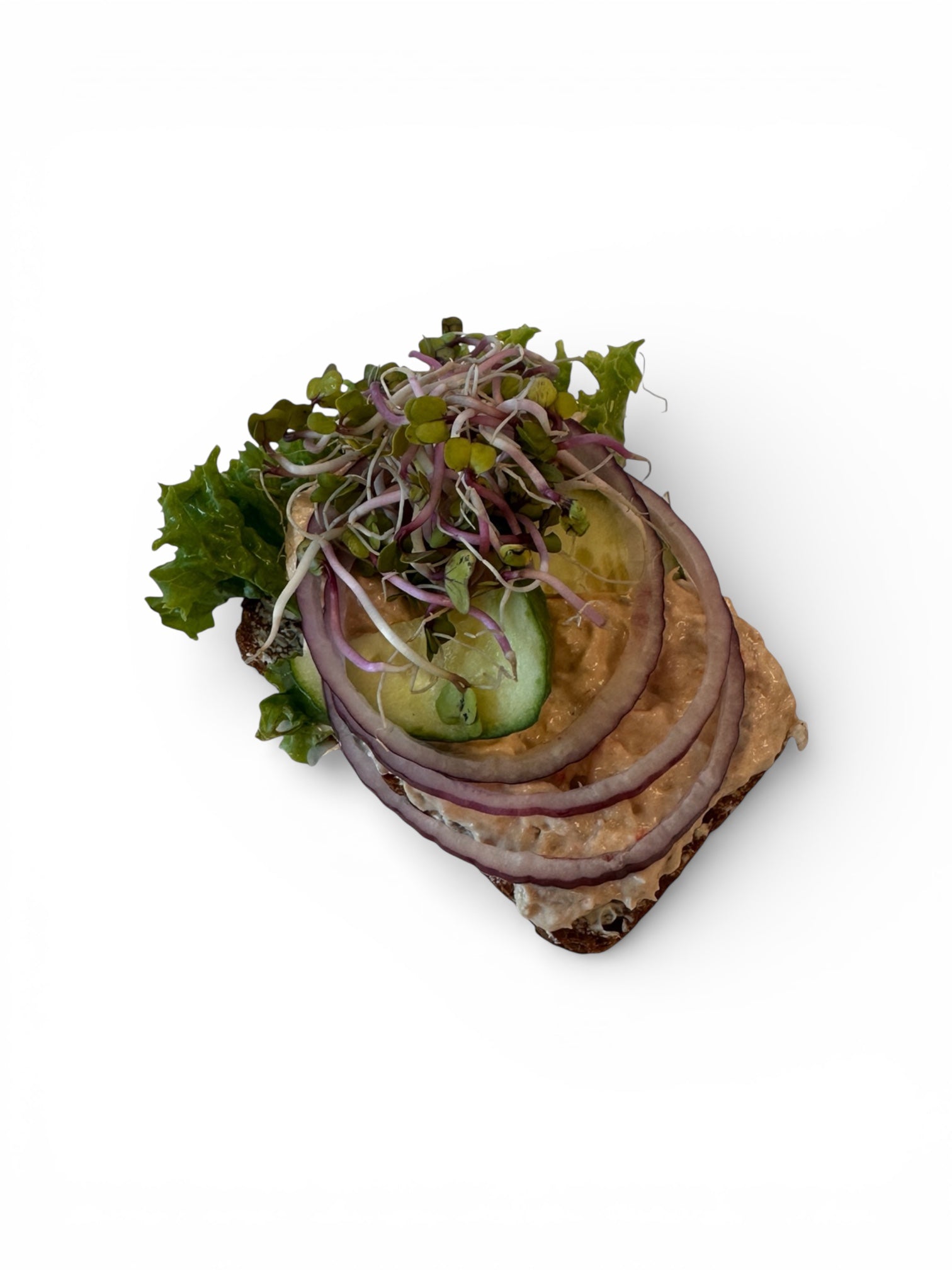 Spicy tunsalat med rødløg og agurk på solsikkerugbrød