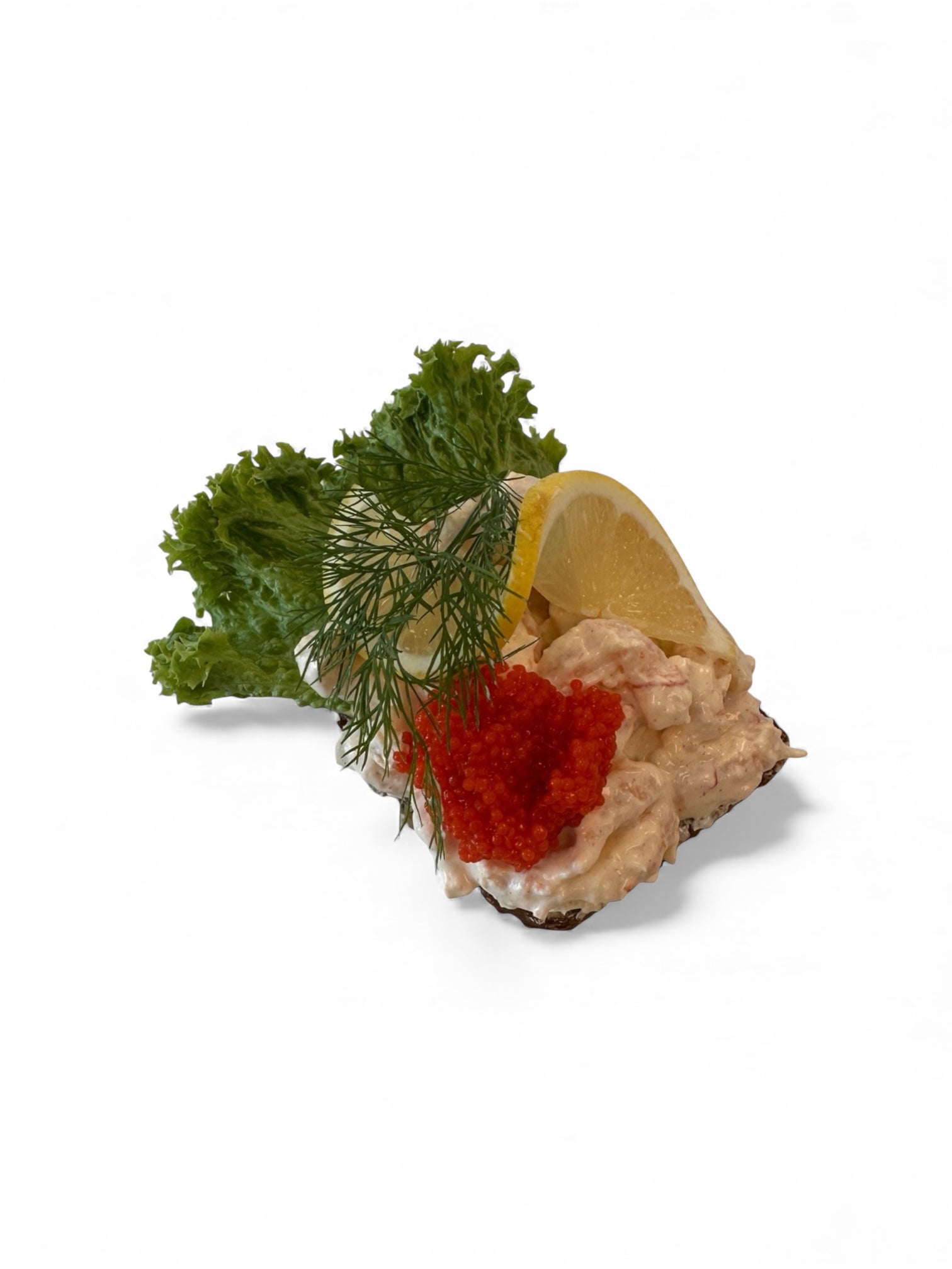 Cremet rejesalat med citron, rød kaviar og grønt på solsikkerugbrød