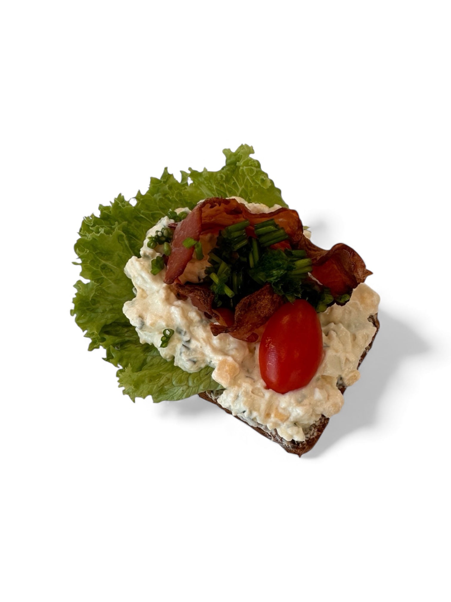 Æggesalat med bacon, agurk, tomat og purløg på solsikke rugbrød