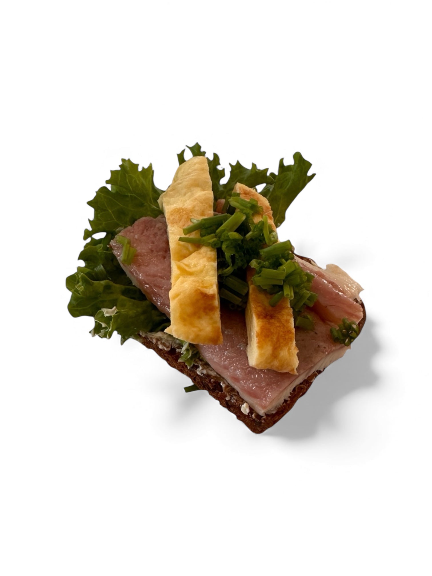 Dansk opdrættet røget ål med røræg og purløg på solsikkerugbrød