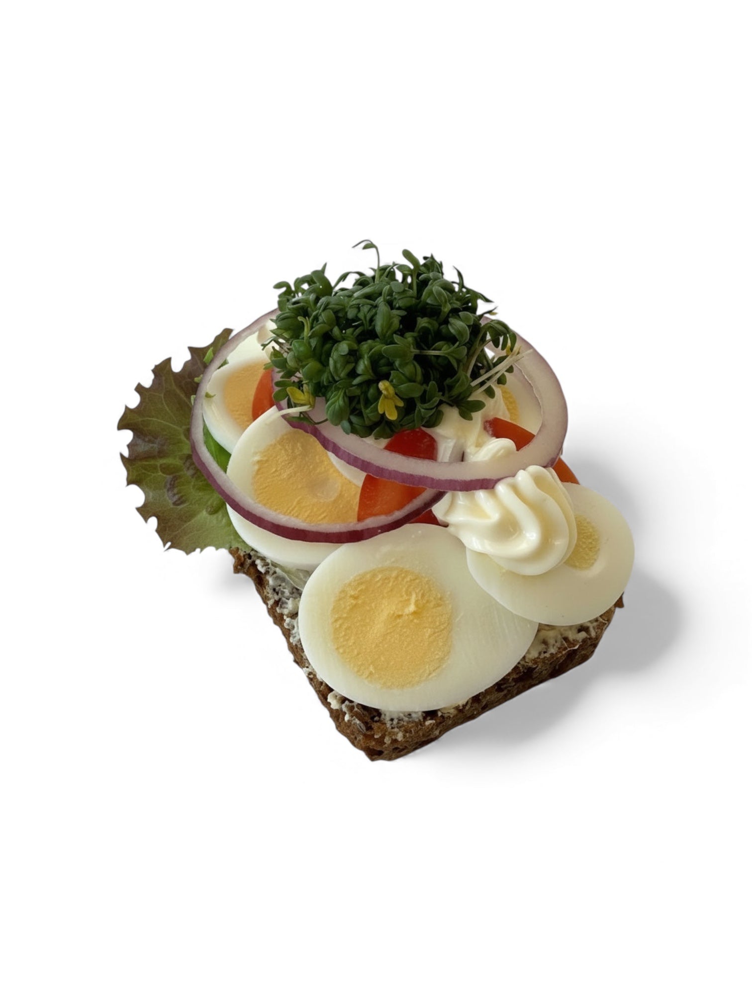 Æg og tomat med mayonnaise, rødløg og grønt på solsikkerugbrød