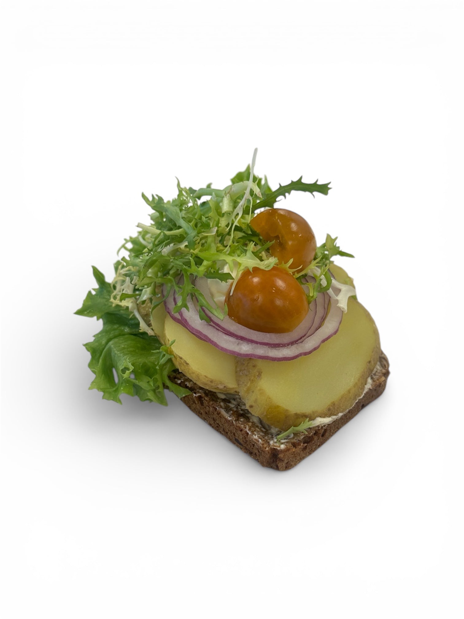 Kartoffel, estragon mayonnaise, rødløg & tomat pyntet med grønt