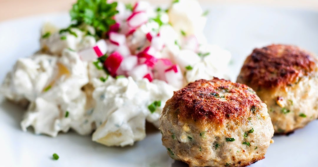 2 Frikadeller med kartoffelsalat, tomat & grønt