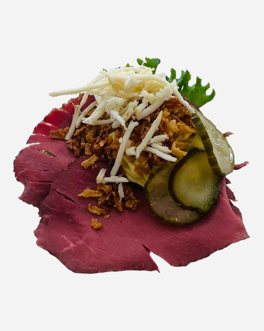 Roastbeef med remoulade, ristede løg, syltede agurk og peberrod. Anrettes på dansk solsikke rugbrød