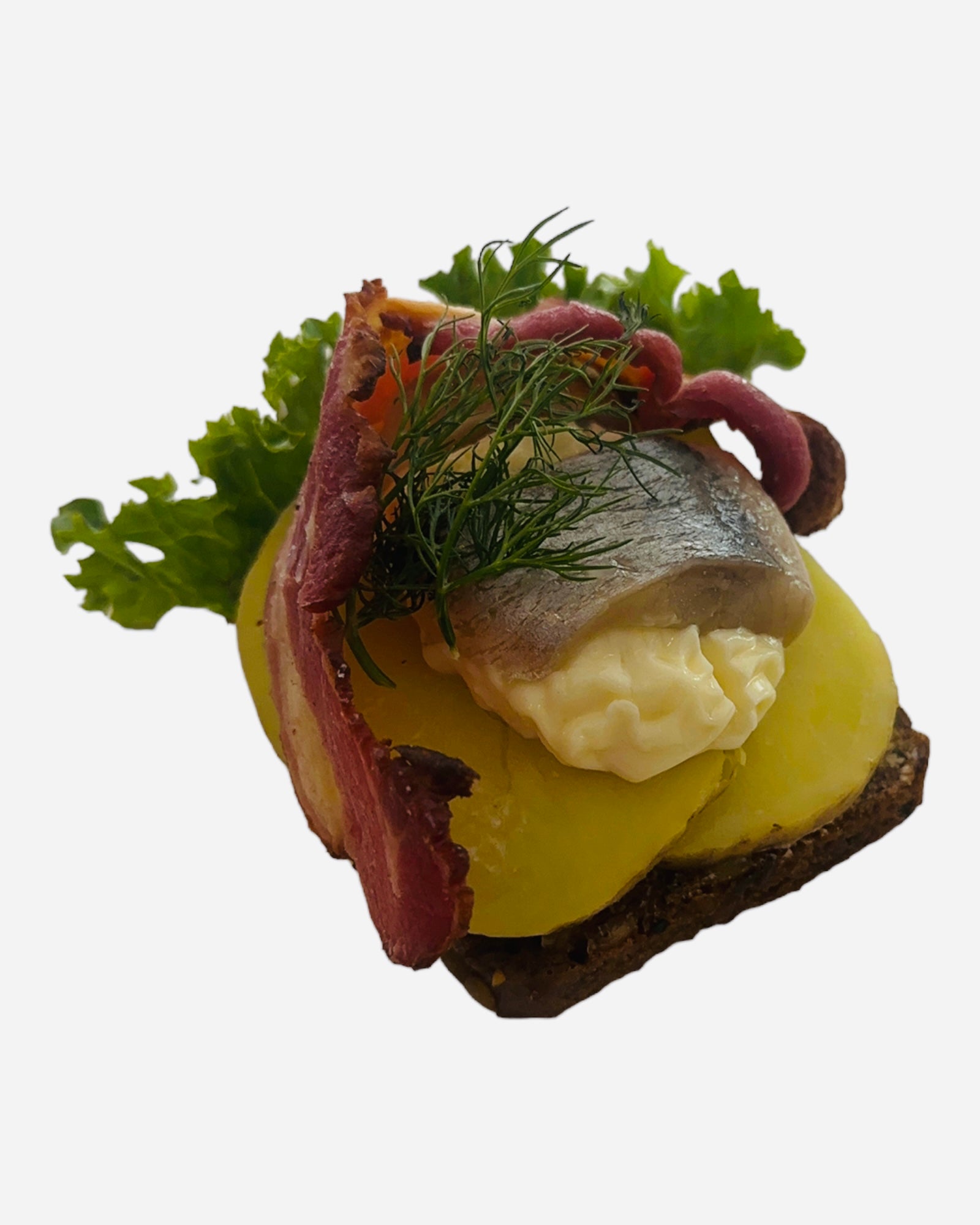 Dansk snapsemad, med kartoffel, ramsløg mayonnaise, marineret sild med bacon på toppen. Anrettes på dansk solsikke rugbrød