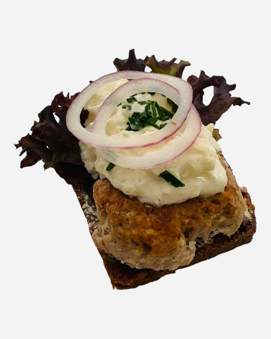 Dansk frikadelle med kartoffelsalat, rødløg og purløg. Anrettes på dansk solsikke rugbrød