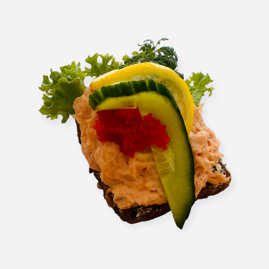 Varmtrøget laks, med citron, agurk og rød kaviar. Anrettes på dansk solsikke rugbrød