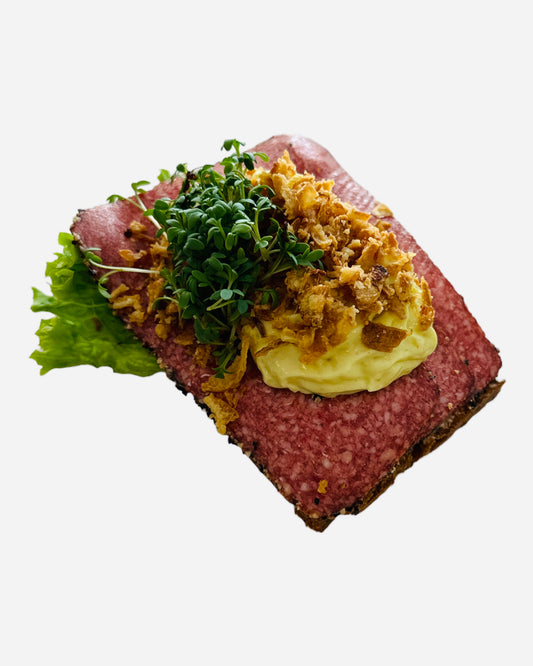 Dansk pebersalami med friteret løg, remoulade, og karse