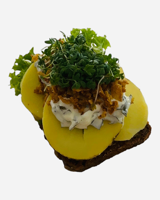 Kartoffelmad, med estragon mayonnaise, friteret løg, og karse. Anrettes på dansk solsikke rugbrød