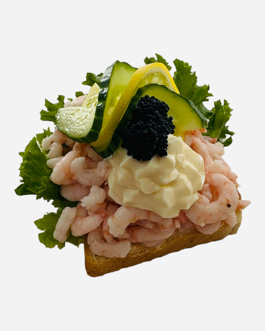 Luksus rejemad på lyst brød med citron, agurk, mayonnaise og sort kaviar