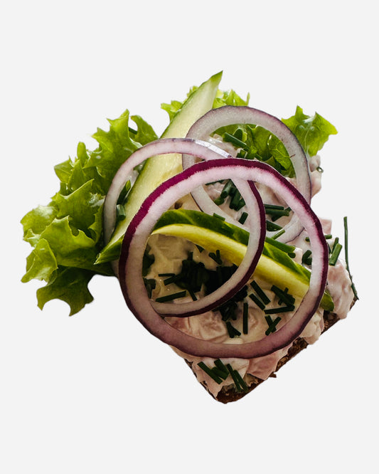 Skinkesalat med bacon, agurk, rød peber, og purløg