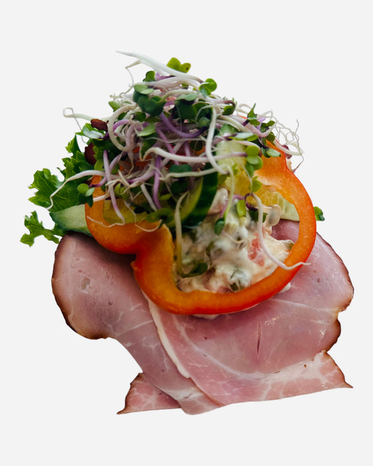 Skinke med italiensksalat, rød peber, agurk og grønt. Anrettes på dansk solsikke rugbrød