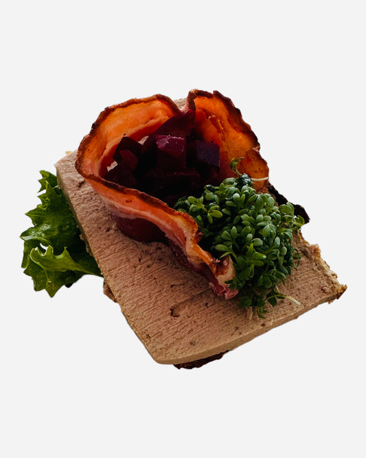 Leverpostej med bacon og rødbede pyntet med karse